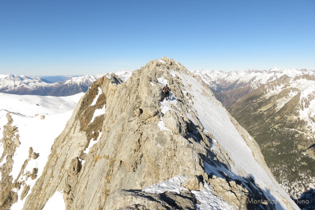 Llegando a la cima este, punto más alto del Pico de Vallibierna, 3.056 mts.