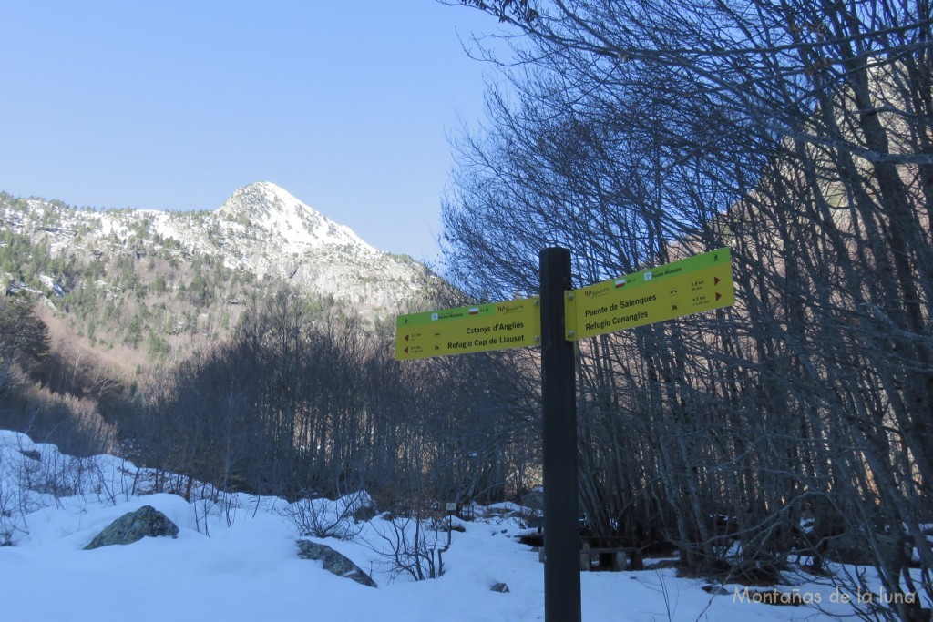 Cruce de recorridos, giramos hacia el Valle d'Anglios y Refugio de Cap de Llauset