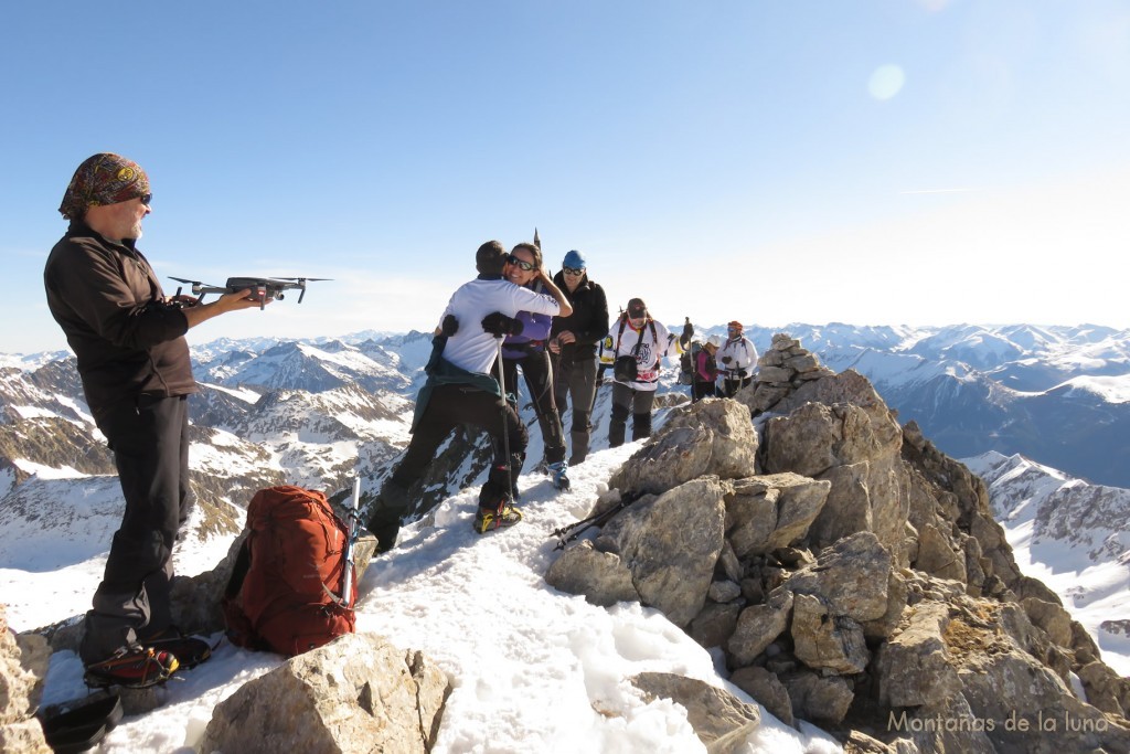 De izquierda a derecha: Luis, Roberto abrazando a Dolors, Israel, Paco Eva y Josetxu en la cima del Pico de Vallibierna, 3.056 mts.