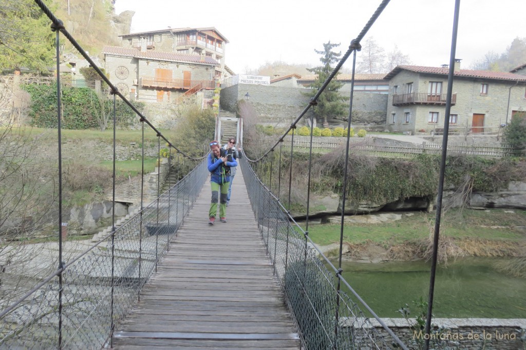 Delante Agnes entrando a Rupit, por el puente sobre la Riera de Rupit