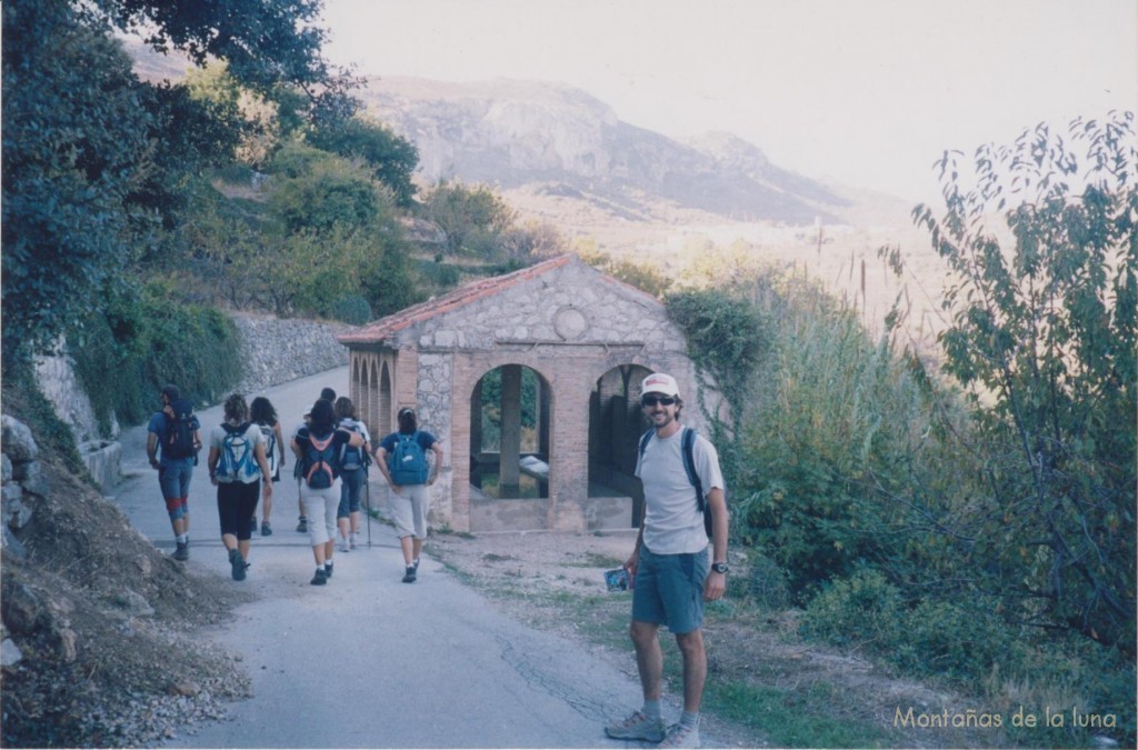 Delante David junto al Llavadero de la Font Grossa saliendo de Fleix