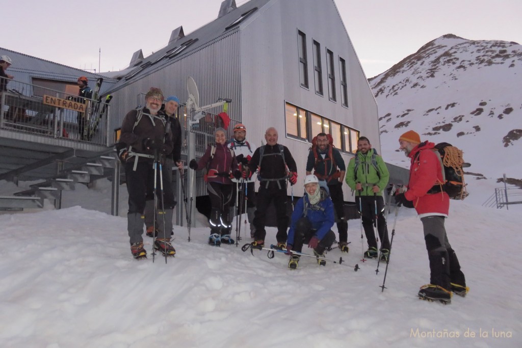 En la puerta del Refugio de Cap de Llauset, 2.425 mts., de izquierda a derecha: Luis, Israel, Dolors, Josetxu, Josep, Eva, Roberto, Vicente y Paco