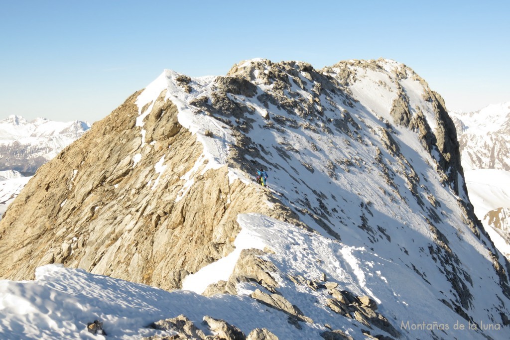 Llegando a la cima este, punto más alto del Pico de Vallibierna, 3.056 mts.