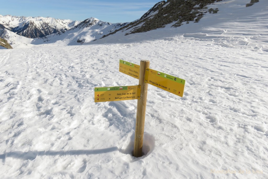 Poste señalizador de recorridos en el Collet dels Estanyets, 2.524 mts.