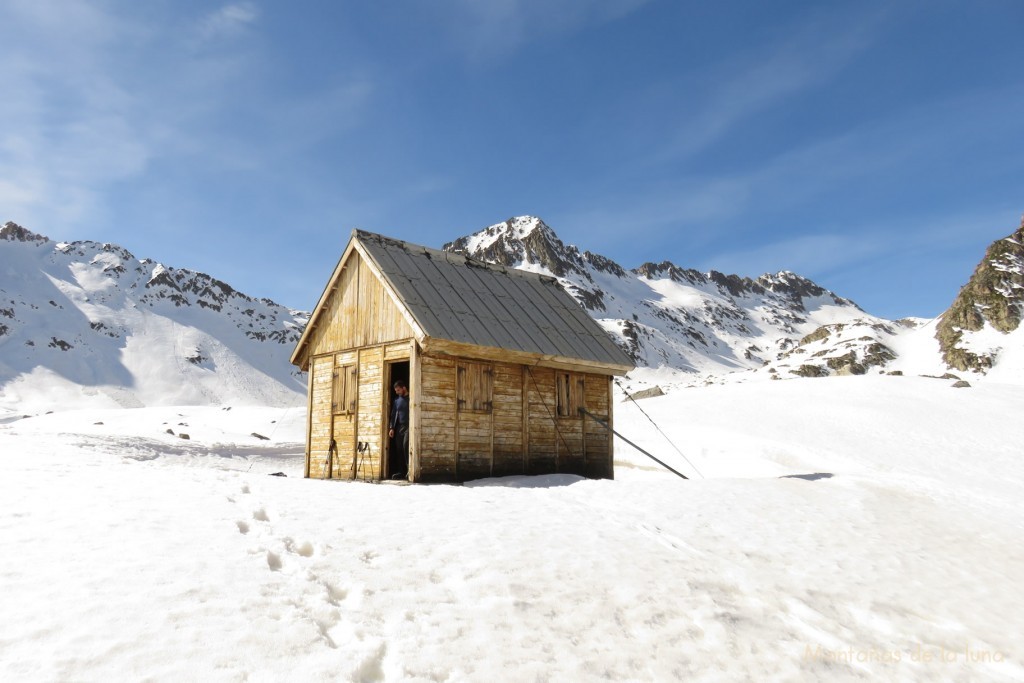 Refugio d'Anglios, 2.250 mts., al fondo derecha el Pic de La Solana de Llauset, y bajo éste el Collet dels Estanyets