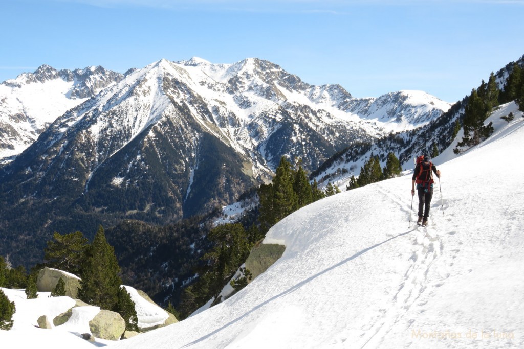 Roberto entrando en el Valle d’Anglios, al fondo queda el Besiberri Norte a la izquierda, y en el centro el Besiberri Sur y el Comaloforno