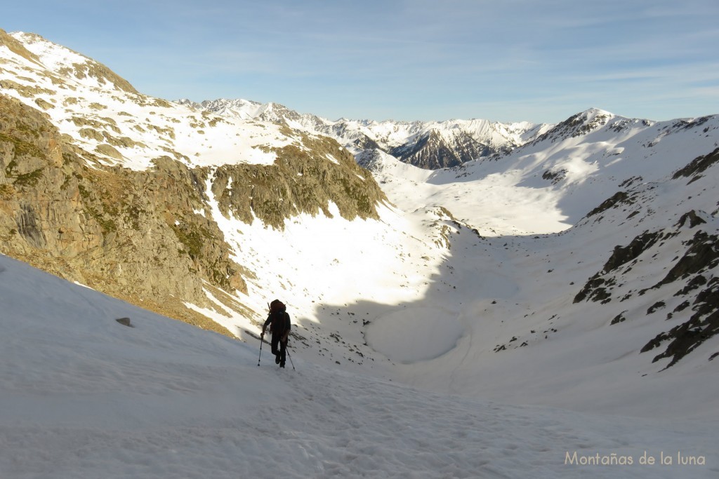 Roberto llegando al Collet dels Estanyets, 2.524 mts., abajo queda los Estanyets, seguidos de los Estanys d'Anglios detrás