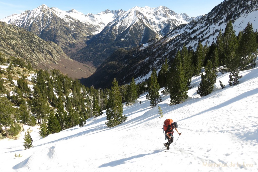 Roberto subiendo el Valle d'Anglios, abajo el Valle de Salenques y al fondo Valle y macizo de Besiberri