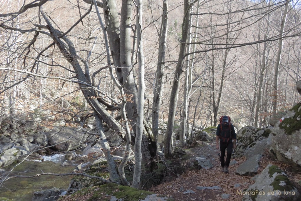 Roberto subiendo por el Valle de Salenques en su parte más baja, a la izquierda el Río Salenques