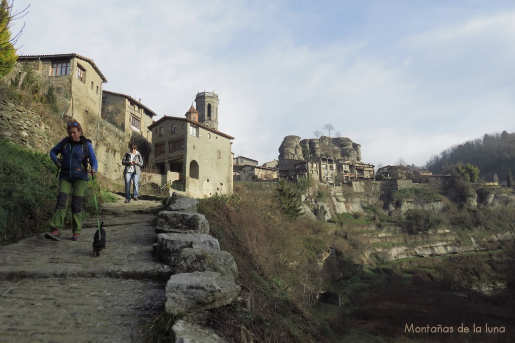 Saliendo de Rupit hacia Santa Magdalena, delante Agnes