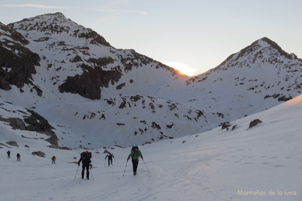 Subiendo hacia en dirección al Coll de Vallibierna con el Pic de La Solana de Llauset a la derecha y el Pic de La Solana d'Anglios a la izquierda, entre ellos el Collet dels Estanyets