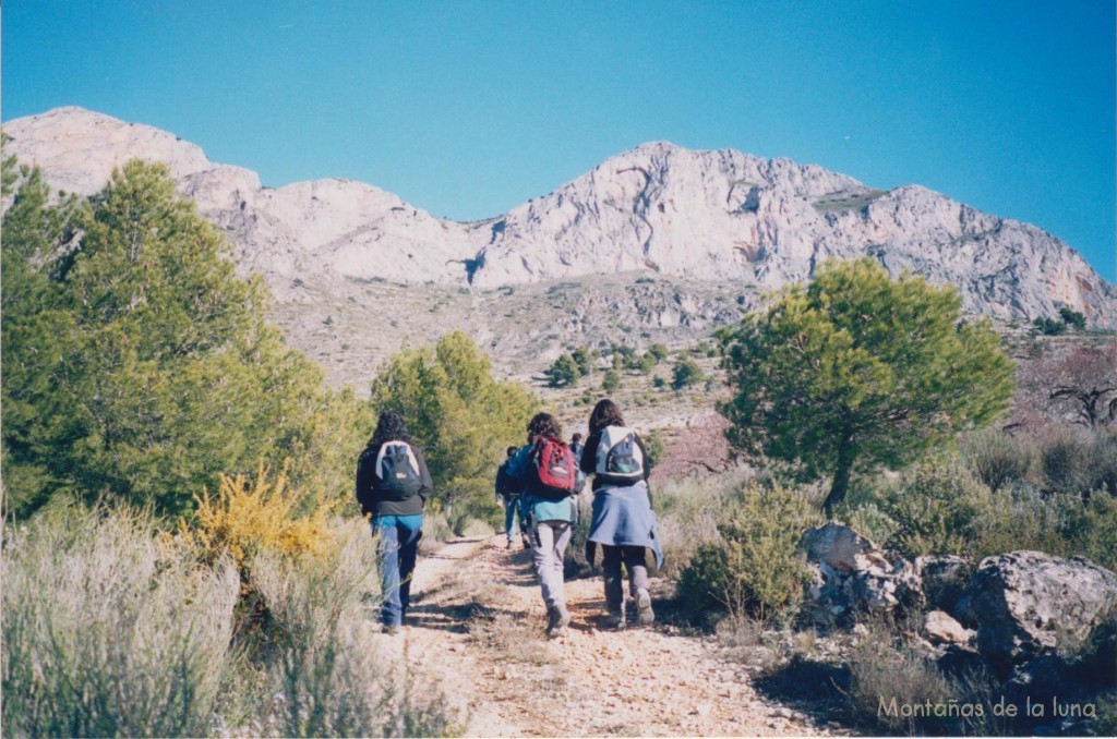 Camino de subida al Benicadell con su pared arriba