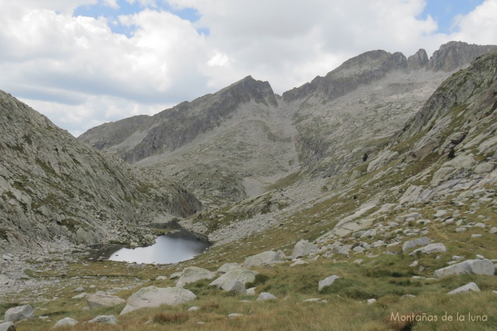 Cerca del Ibón Pequeño de Llosas con la Cresta de Llosas arriba