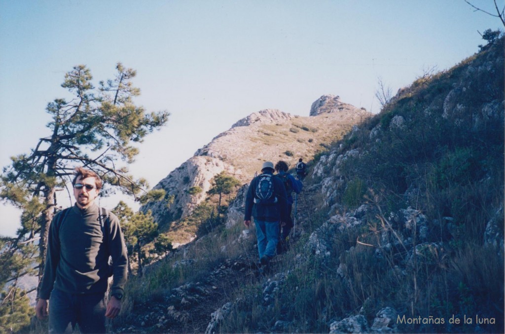 Delante David camino de la cima del Benicadell