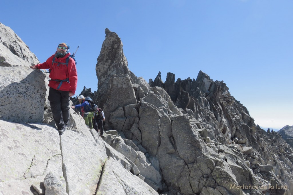 Delante Paco con la cima del Margalida al fondo con alguna Aguja de Salenques a su izquierda