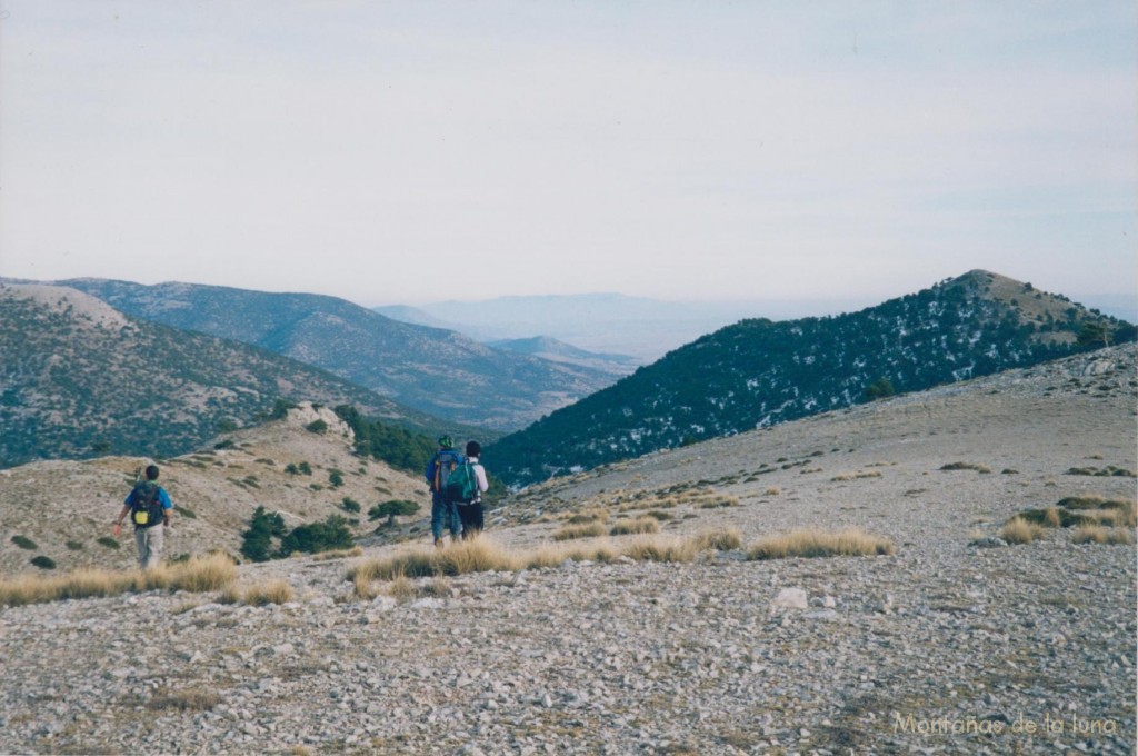 En el altiplano del cordal cimero, nos desviamos a la derecha para bajar por otro barranco. A la derecha los Cerros del Mosquito, a la izquierda la parte de la Peña de Moratalla y detrás El Revolcadores