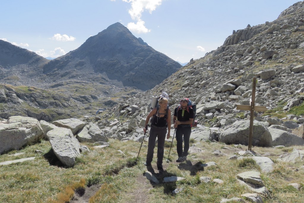 Eva y Josetxu en el cruce o desvio hacia la ascensión el Pico de Vallibierna en la subida al Coll o Collada de Vallibierna. Detrás el Pic de La Solana de Llauset con el Collet dels Estanyets a la izquierda