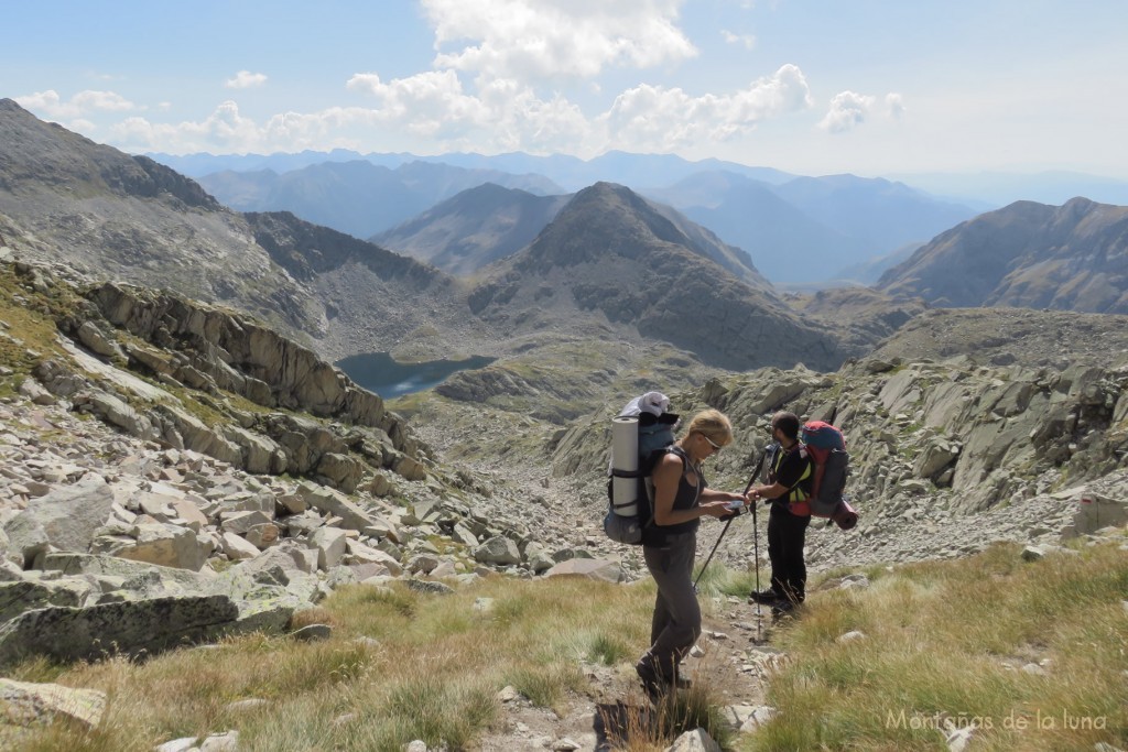 Eva y Josetxu llegando al Coll o Collada de Vallibierna. Al fondo queda el Pic de La Solana de Llauset en el centro y el Estany de Cap de Llauset más a la izquierda