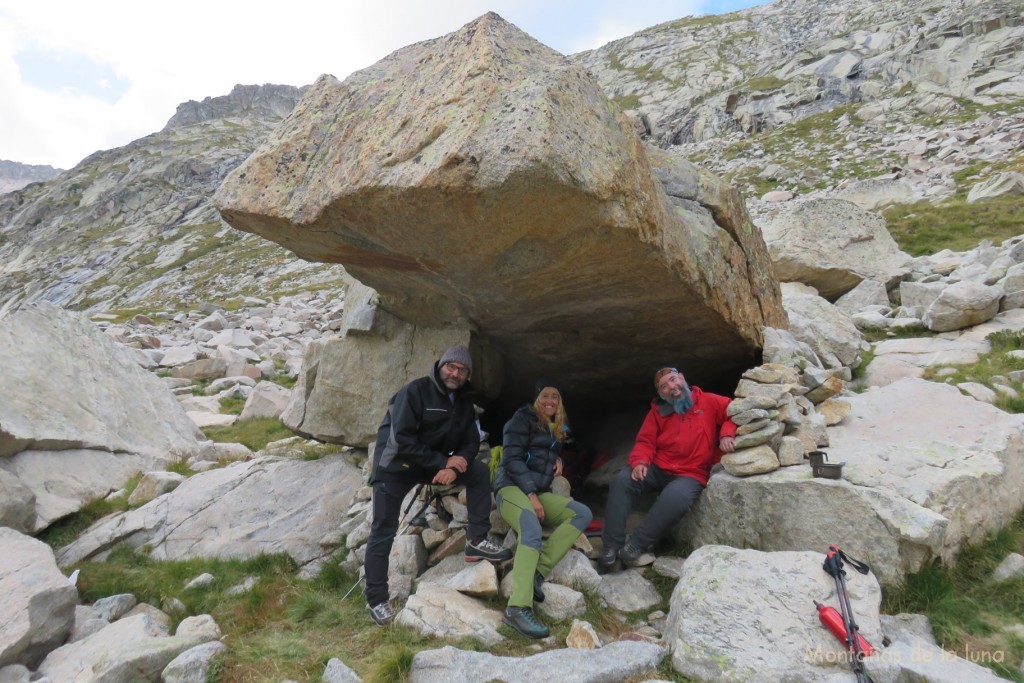 Josetxu, Eva y Paco en el vivac arriba del Ibón Pequeño de Llosas, 2.570 mts.