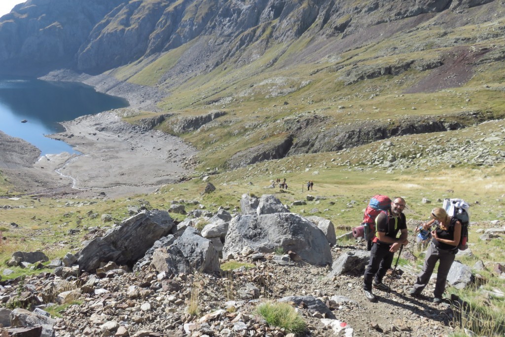 Josetxu y Eva dejando el Estany de Llauset a la izquierda