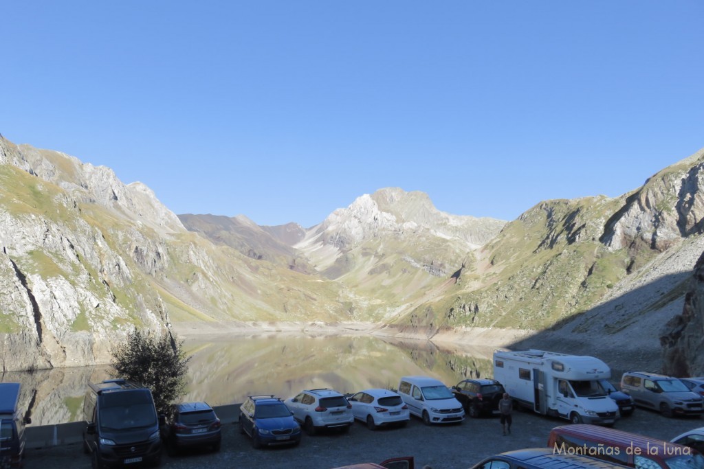 Parking del Estany de Llauset con el Pico de Valibierna al fondo