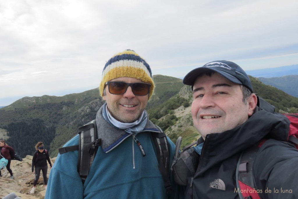 Pau y Joaquín en la cima de Les Agudes, 1.706 mts.