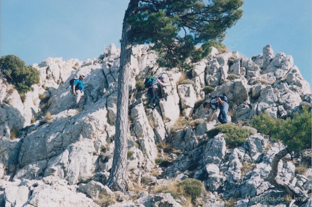 Trepada o destrepada en la roca camino del Alto de Las Cabras