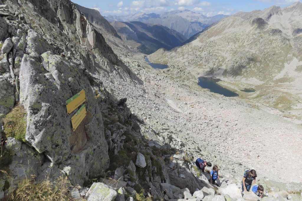 Una familia llegando al Coll o Collada de Vallibierna, 2.732 mts., abajo los Ibones de Vallibierna