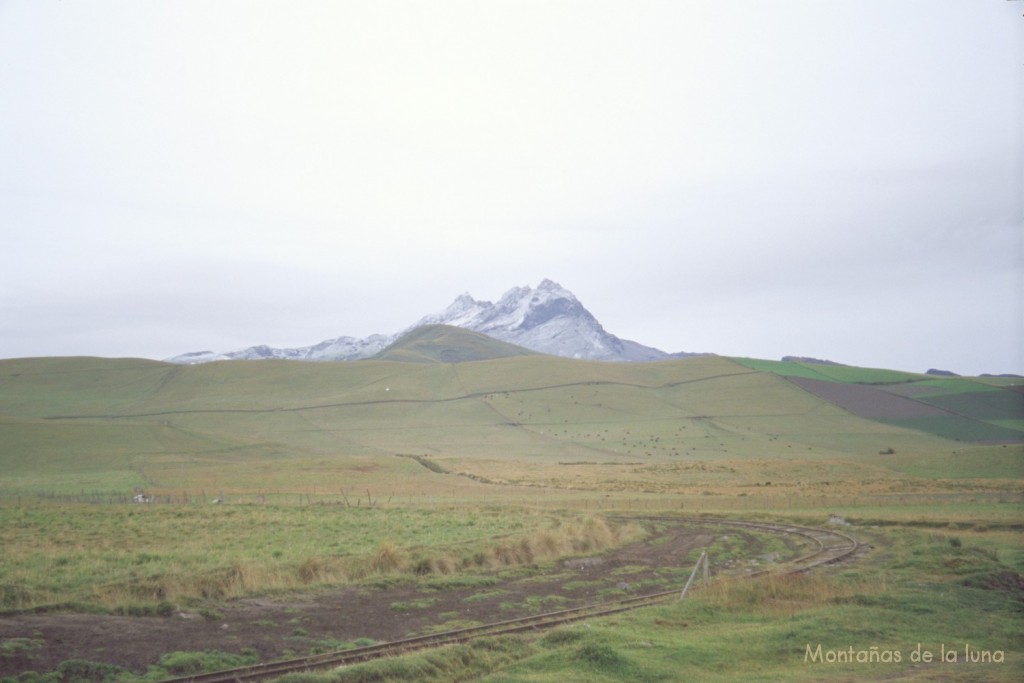 Al fondo el Carihuayrazo desde las vías del tren cerca de la Estación de Urbina