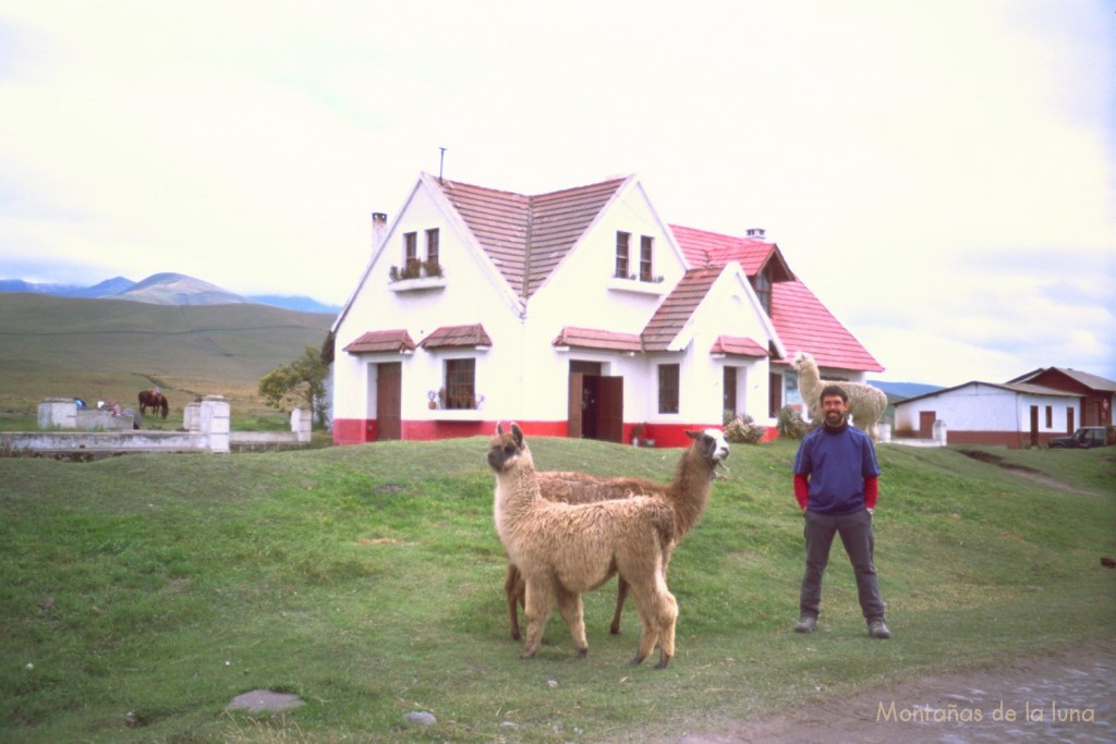 Jesús junto a las alpacas y llamas en la Estación de Urbina, 3.600 mts.