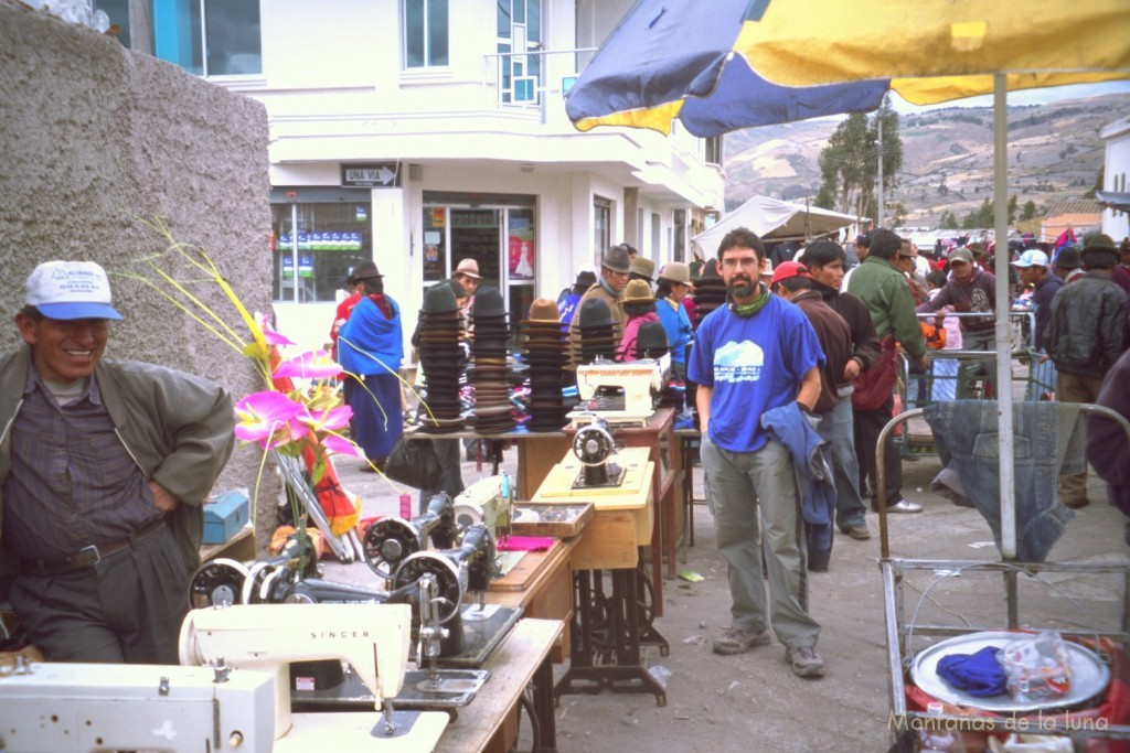 Jesús junto a los puestos de máquinas de coser y sombreros en Guamote