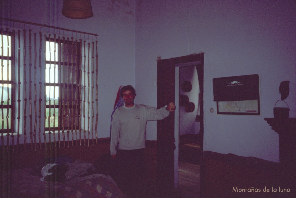 Joaquín en nuestra habitación de la Estación de Urbina