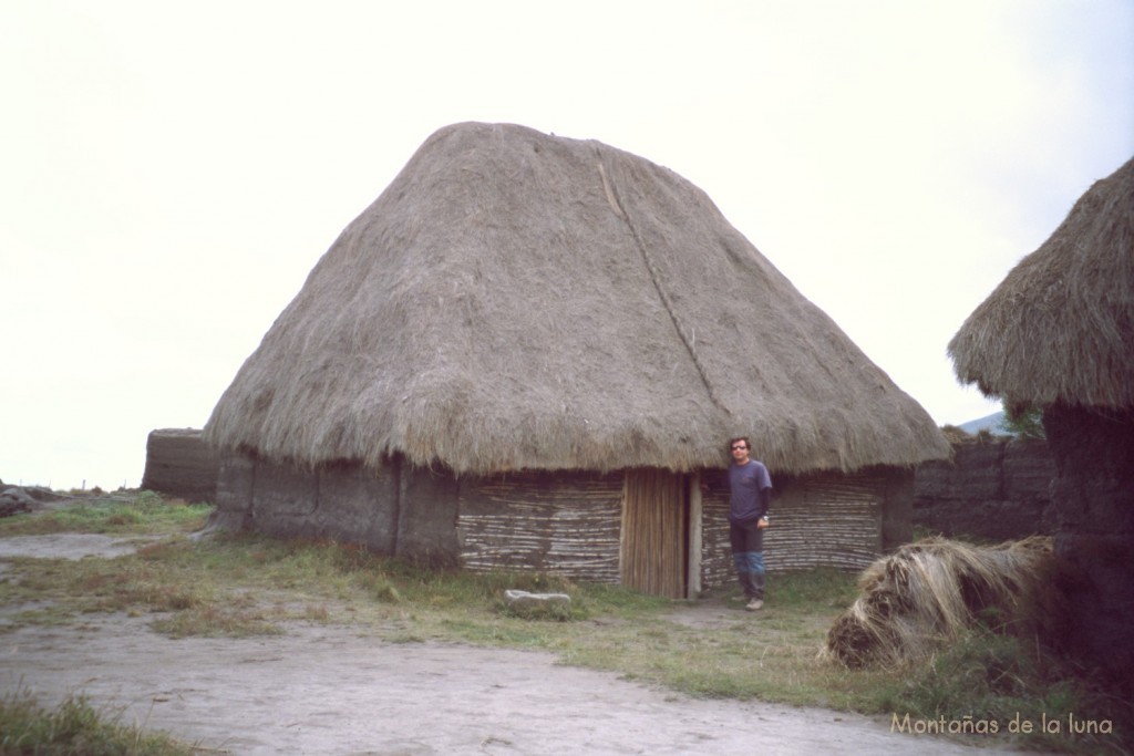 Joaquín junto a unas casas típicas indígenas andinas