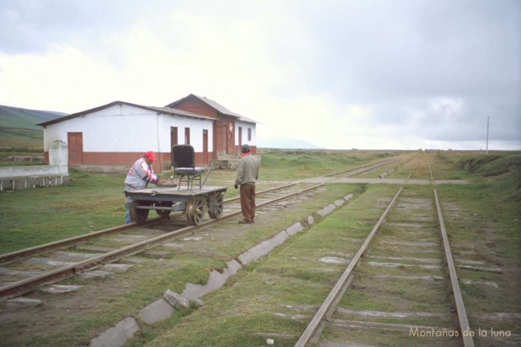 Una vagoneta en la Estación de Urbina