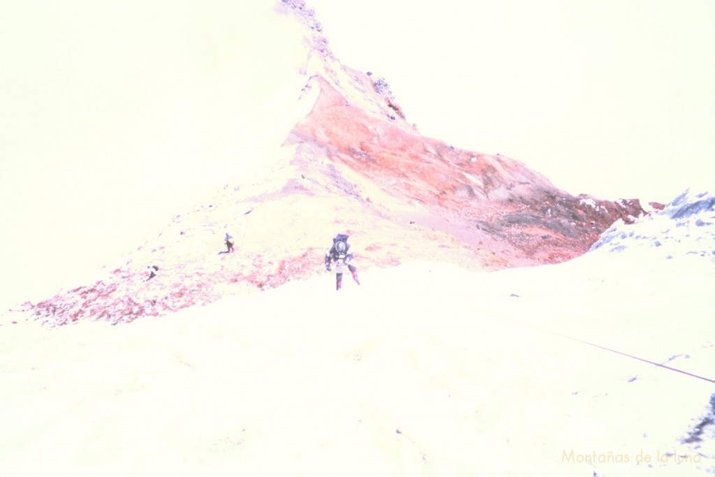 Joaquín bajando en rapel del Glaciar Thielmann