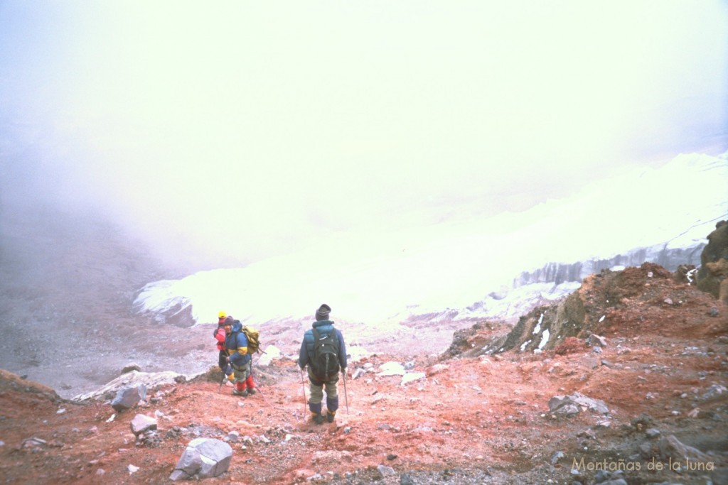 Bajando por el lado derecho de El Castillo, junto a la lengua del Glaciar Stübel