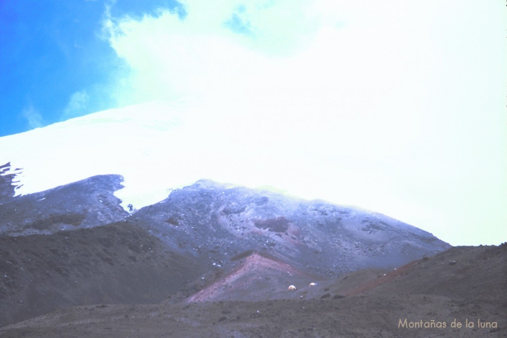 Bajo el Cotopaxi aparecen las carpas del campo alto