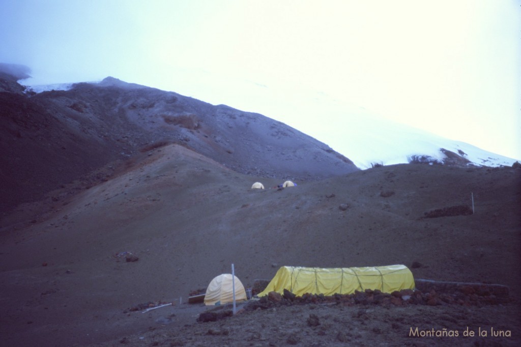 Campo alto de la cara sur del Cotopaxi, 4.750 mts.