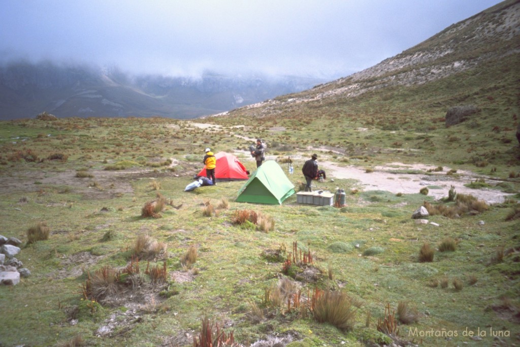 Campo base del Carihuayrazo, 4.300 mts. aproximadamente