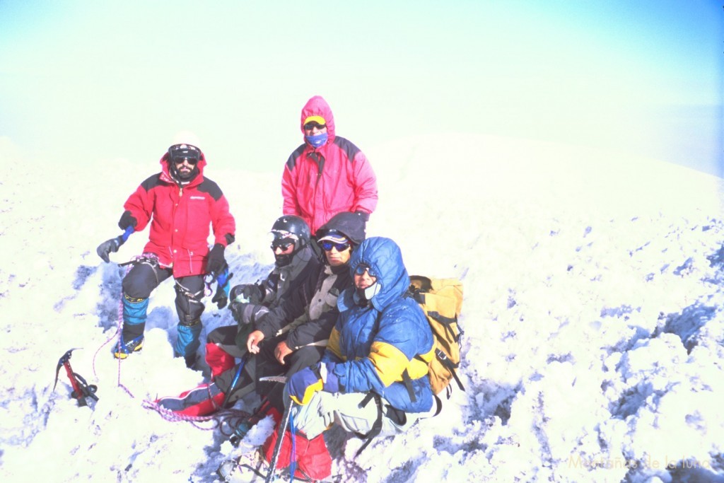 Cima Whymper del Chimborazo, 6.310 mts., de izquierda a derecha: Jesús, Fabian, abajo sentados Joaquín, nuestro guía Eloy y ¿Don Eloy?