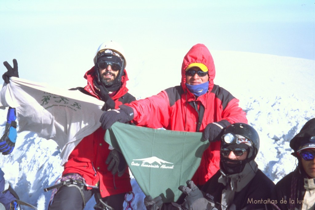 Cima Whymper del Chimborazo, 6.310 mts., de izquierda a derecha: Jesús, Fabian y Joaquín. Con los dos dedos en alto de nuestra segunda importante cumbre de Ecuador