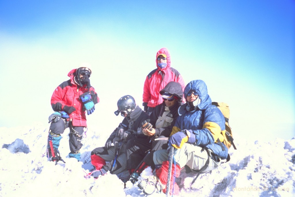 Cima Whymper del Chimborazo, 6.310 mts., podemos observar el semblante de Joaquín derrotado en el centro de la imagen