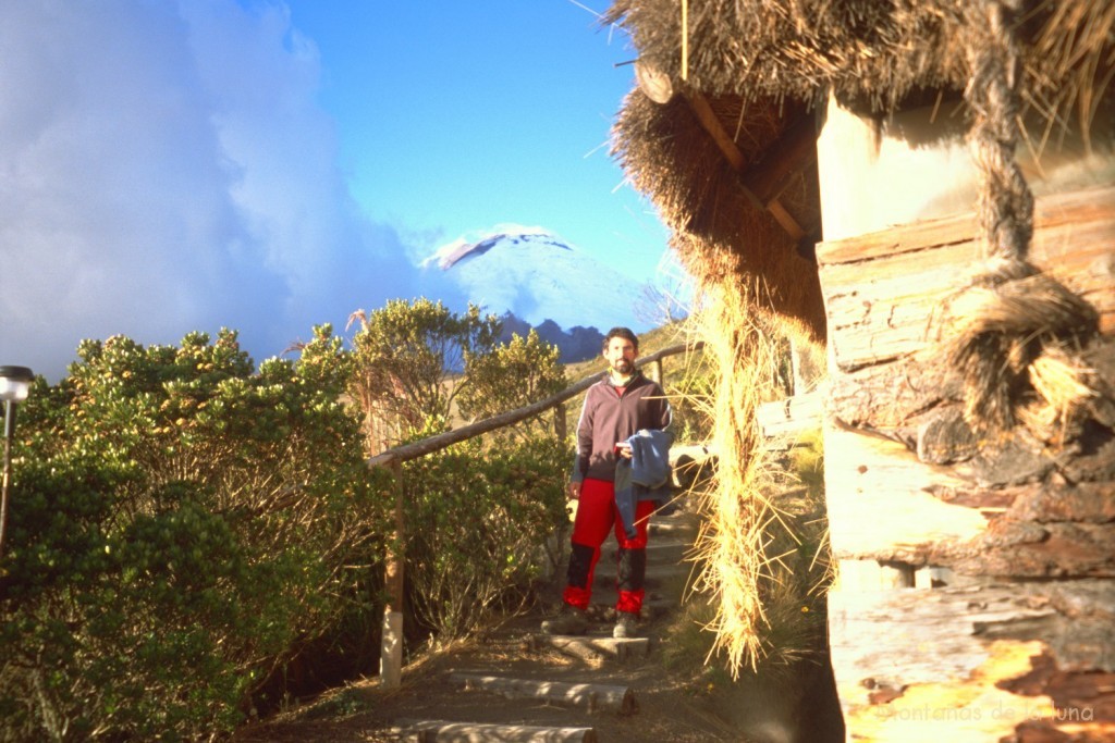 Jesús en el Refugio de la cara sur del Cotopaxi, 3.990 mts., al fondo aparece el Cotopaxi