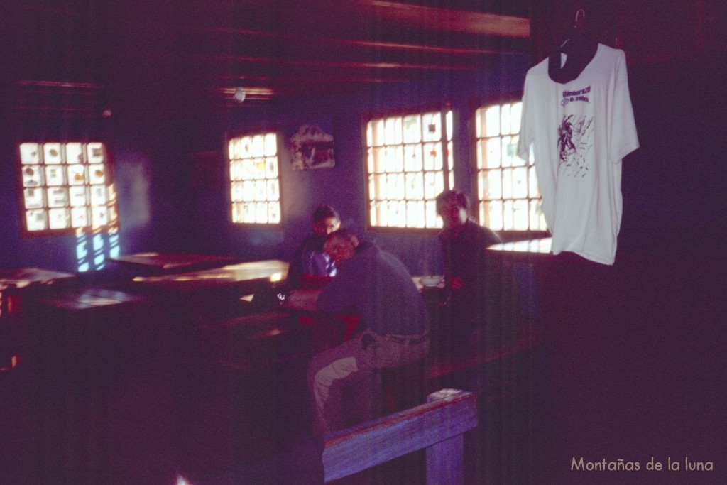 Jesús, Rodrigo y Joaquín en el comedor del Refugio Whymper