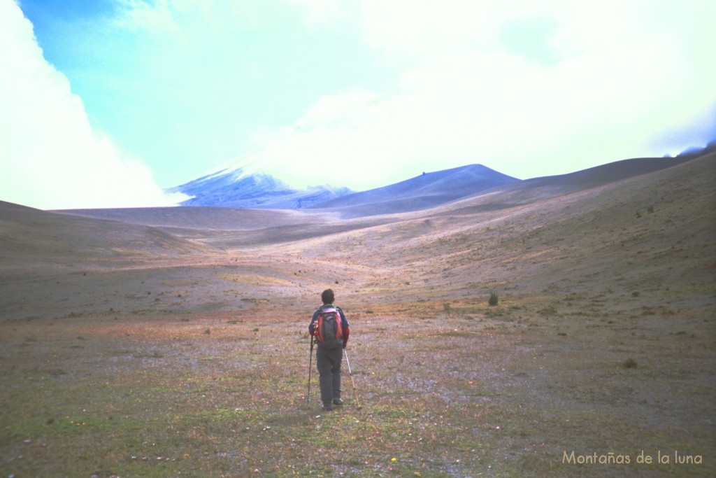 Jesús subiendo al campo alto de la cara sur del Cotopaxi