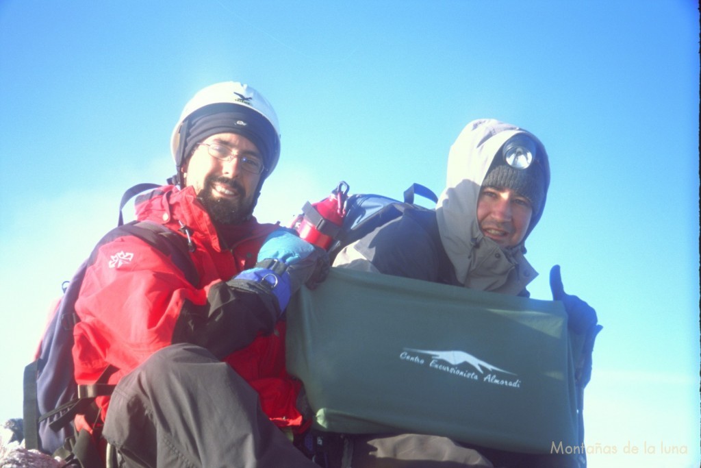 Jesús y Joaquín en la cima del Carihuayrazo, 5.018 mts.