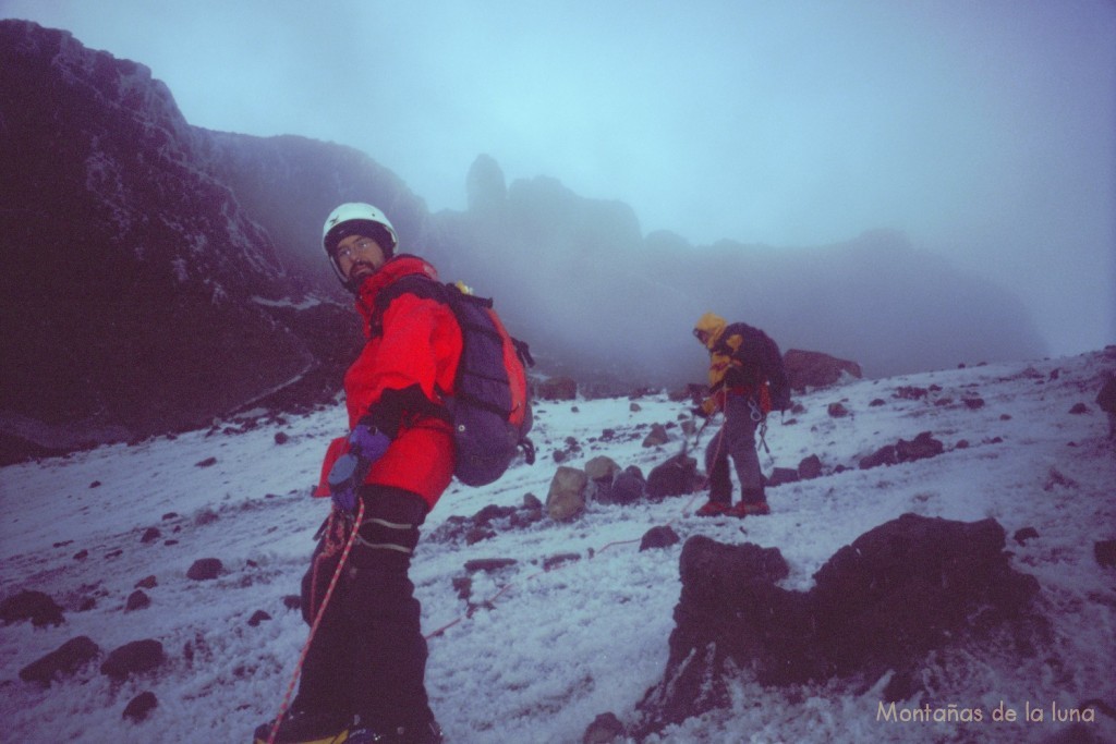 Jesús y Paco entrando en el Glaciar del Carihuayrazo