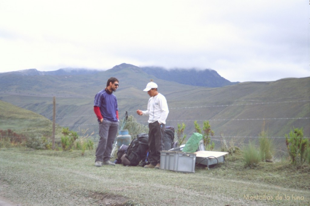 Jesús y Paco esperando al portador, detrás el Carihuayrazo cubierto