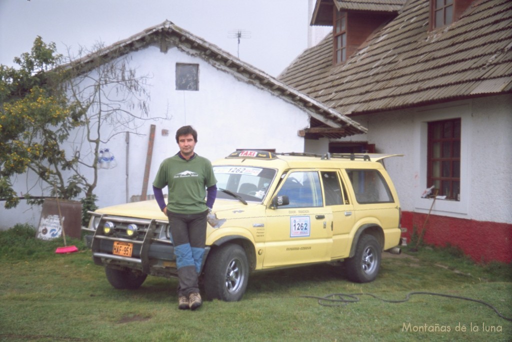 Joaquín junto al Taxi de Napo (el taxista) en la Estación de Urbina para ir al Cotopaxi.