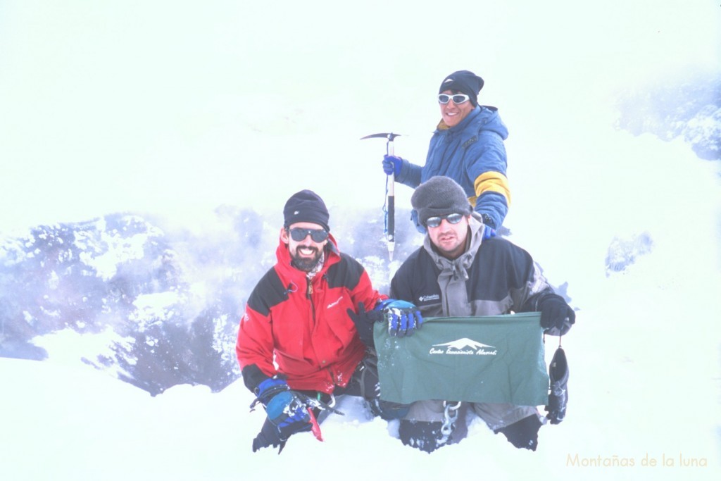 Joaquín y Jesús con Delfín en la cima sur del Cotopaxi, 5.880 mts., detrás abajo su cráter